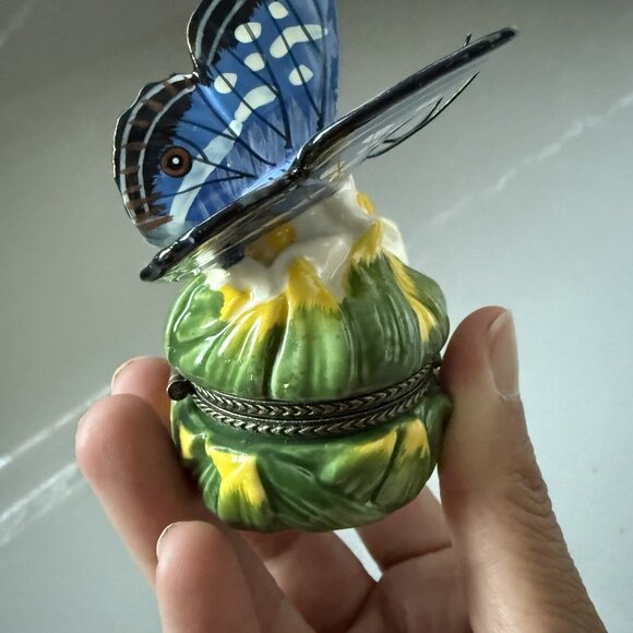 Vintage Butterfly On Calla Lily Trinket Jewelry Box Porcelain Hinged Opening - Picture 4 of 6